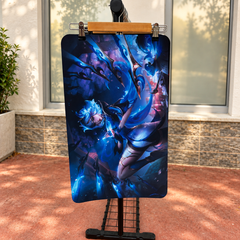 Irelia Porselen Bıçaklar desenli 2 mm dikişsiz playmat, p1019; ahşap askıda sergilenen kare ürün görseli.