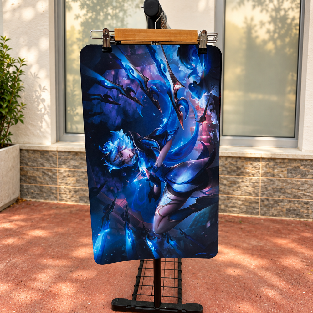 Irelia Porselen Bıçaklar desenli 2 mm dikişsiz playmat, p1019; ahşap askıda sergilenen kare ürün görseli.