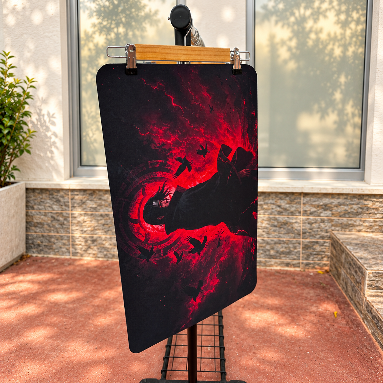 Naruto Itachi Kuzgunların Gölgesinde desenli 2 mm dikişsiz playmat, p1022; ahşap askıda sergilenen kare ürün görseli.