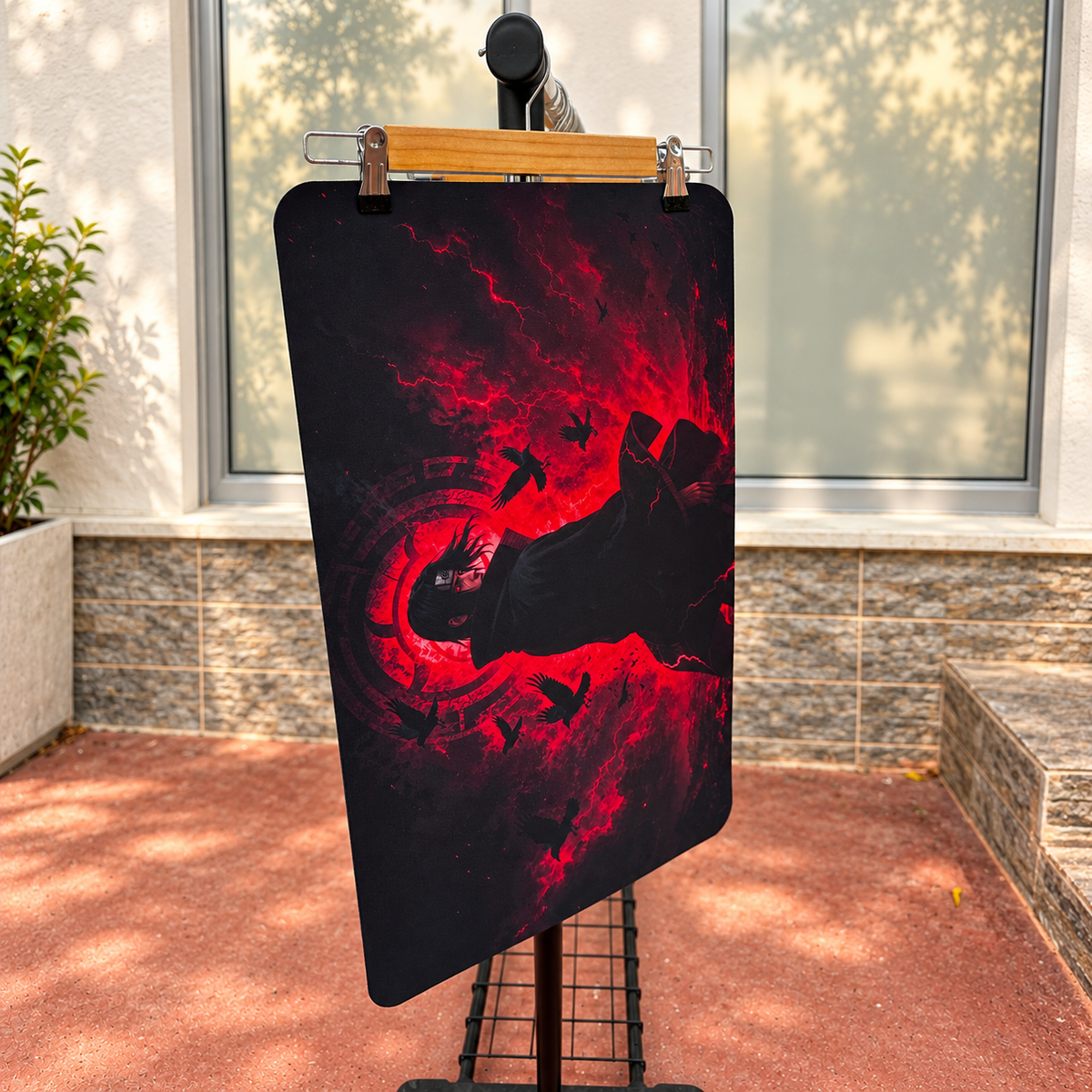 Naruto Itachi Kuzgunların Gölgesinde desenli 2 mm dikişsiz playmat, p1022; ahşap askıda sergilenen kare ürün görseli.